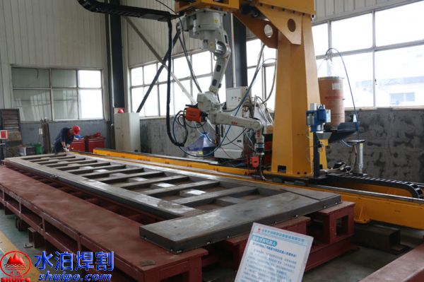 水泊廂板焊接機(jī)器人 水泊廂板焊接機(jī)器人