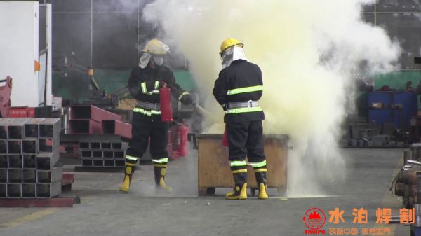 SHUIPO安全人員進(jìn)行滅火處理 SHUIPO安全人員進(jìn)行滅火處理