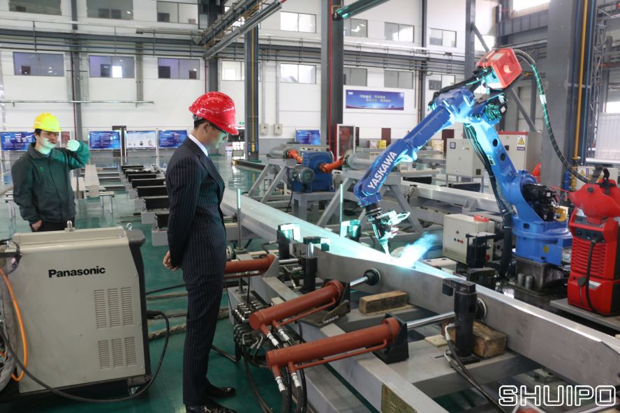 鋁縱梁焊接機器人.JPG 鋁縱梁焊接機器人.JPG