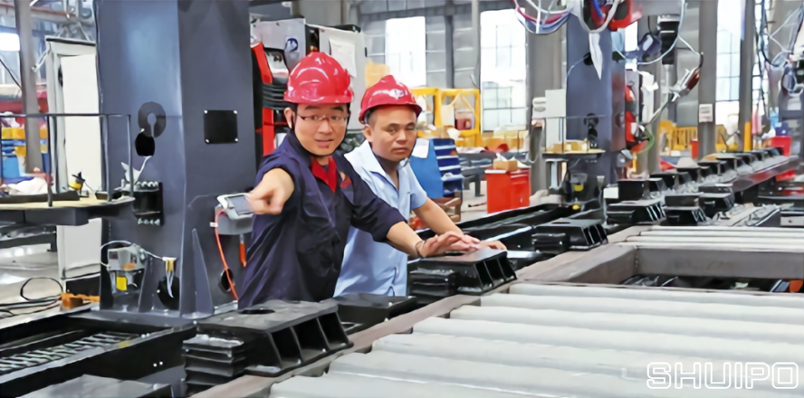 工程師在進(jìn)行生產(chǎn)線的自動化調(diào)試 工程師在進(jìn)行生產(chǎn)線的自動化調(diào)試